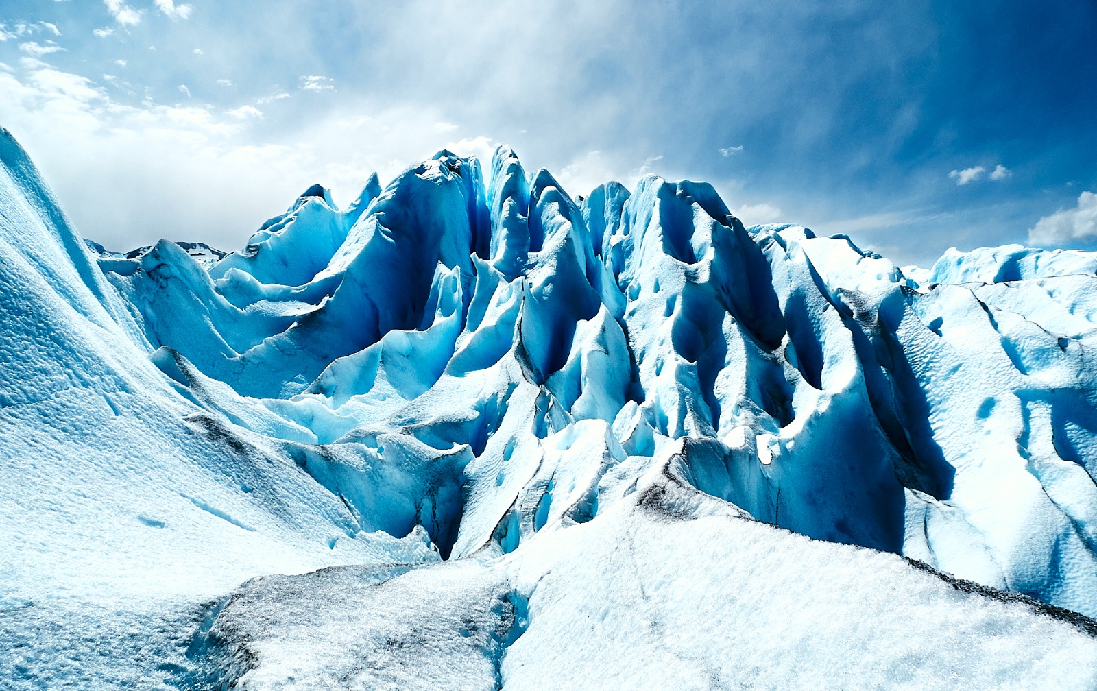 Relief d’un glacier sous un ciel bleu